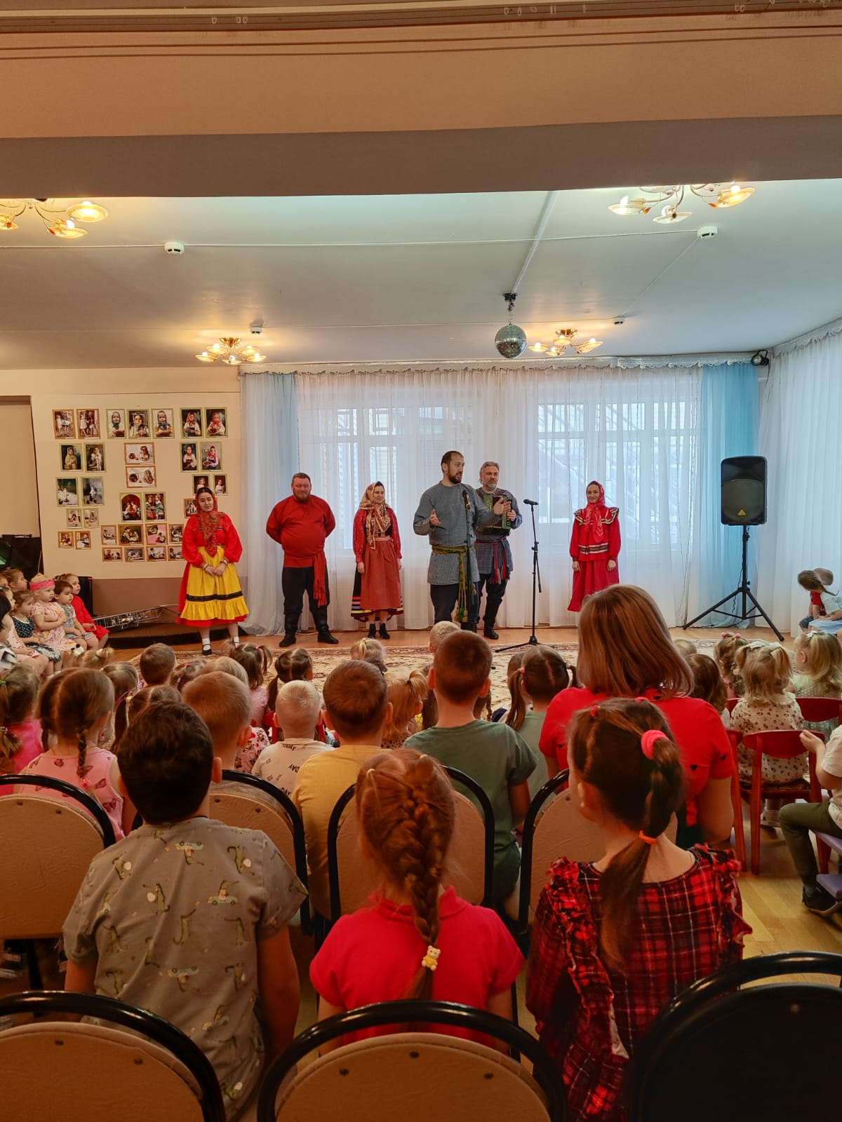 Ансамбль «Миряне» выступил в детском саду. Ансамбль «Миряне» выступил в детском саду.